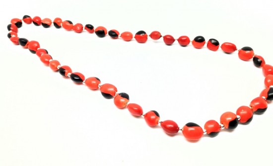 Lange ketting van huayruro zaden